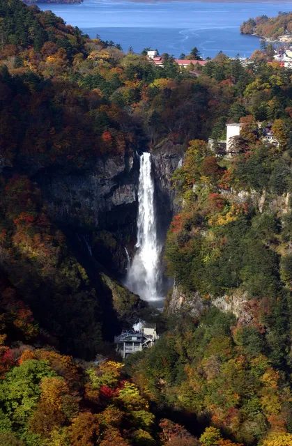 華厳滝の紅葉（出典ページの画像）